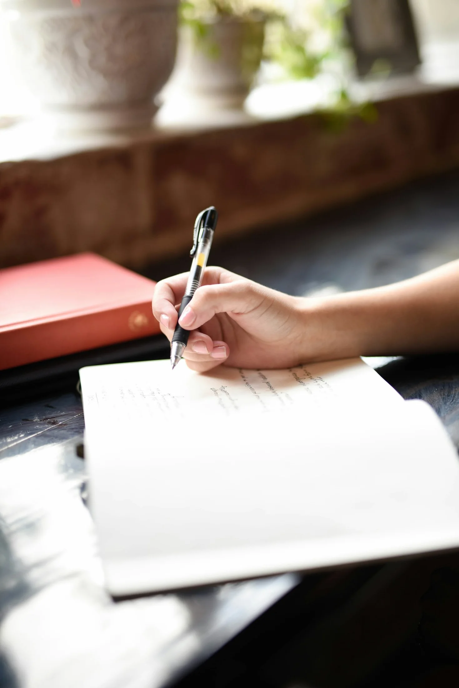 Hand die met een pen op papier schrijft als hulpmiddel voor overzicht
