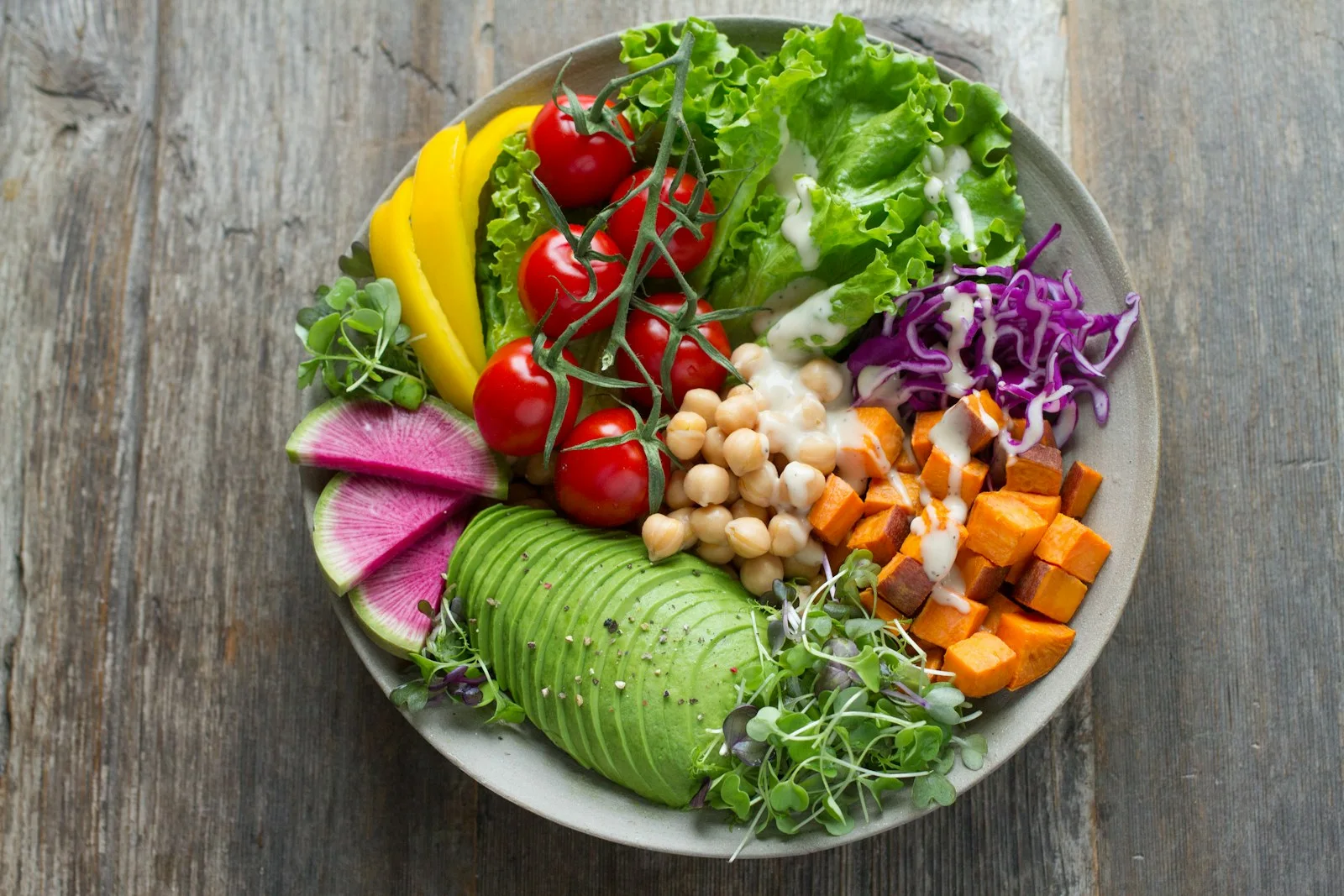 Schaal met kleurrijke groentesalade op tafel